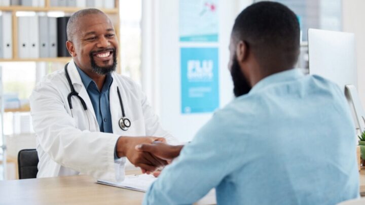 Os exames de rotina são fundamentais para prevenir a hipertensão e o colesterol alto (Imagem: PeopleImages.com – Yuri A | Shutterstock)