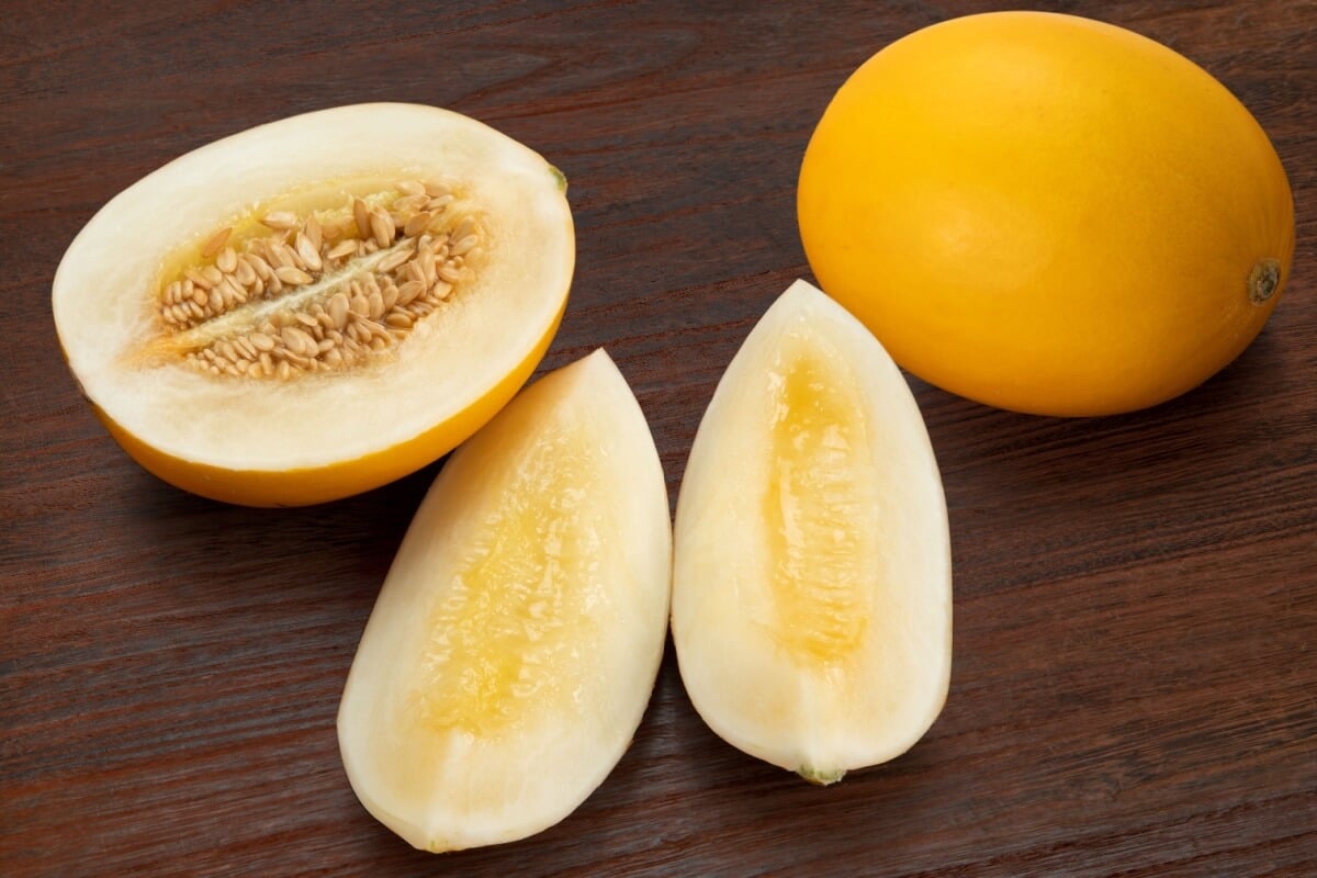 O melão possui uma composição nutricional que pode favorecer o organismo de diferentes maneiras (Imagem: Caito | Shutterstock)