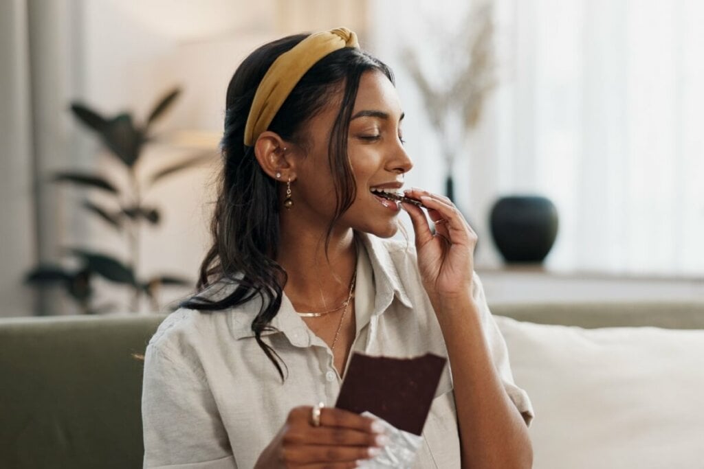 O chocolate amargo é uma importante fonte de antioxidantes (Imagem: PeopleImages.com – Yuri A | Shutterstock)