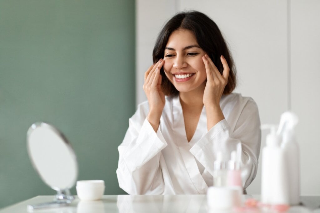 Algumas adaptações na rotina de cuidados com a pele devem ser feitas no outono (Imagem: Prostock-studio | Shutterstock)