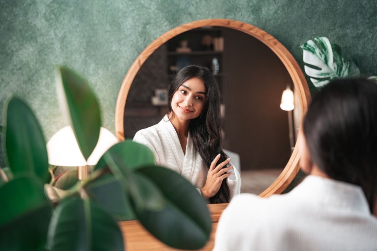 Alguns cuidados contribuem para a saúde do cabelo no outono (Imagem: Varavin88 | Shutterstock)