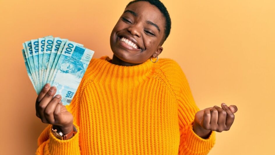 O cuidado com as finanças deve ser prioridade após o Carnaval (Imagem: Krakenimages.com | Shutterstock)