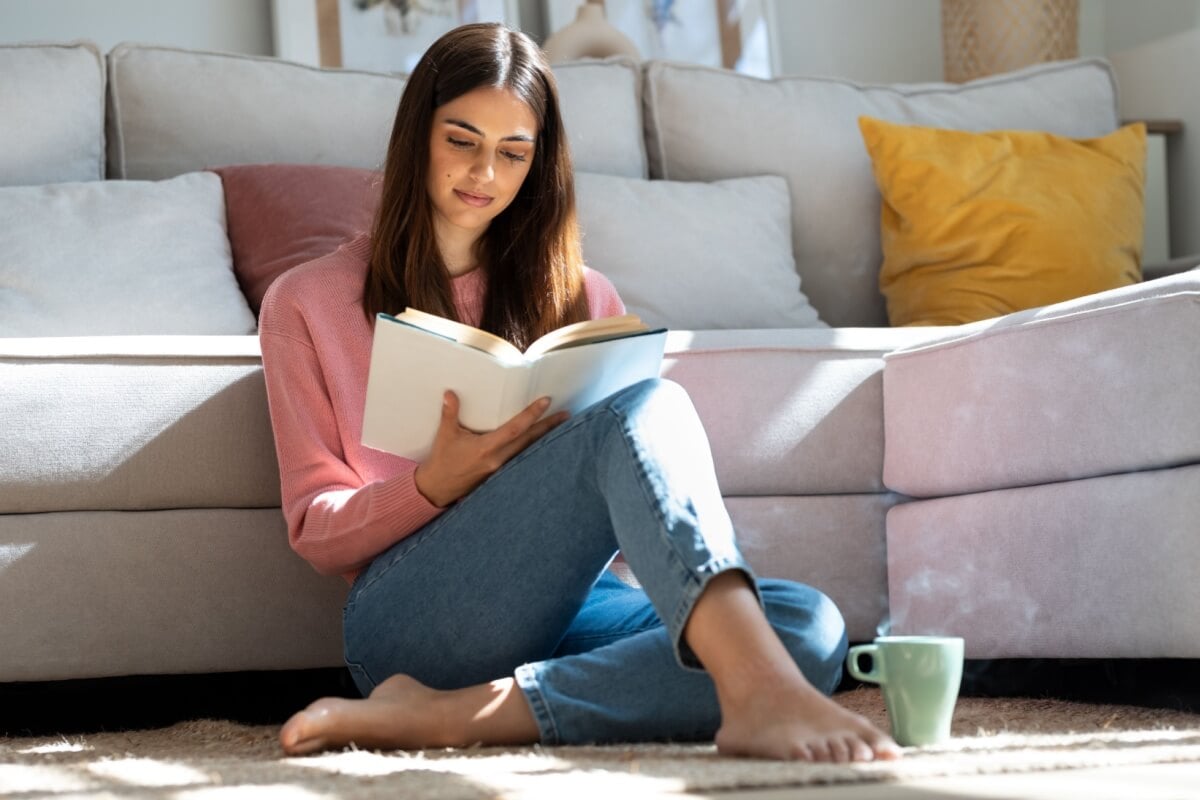 A poesia se mantém como um refúgio de sensibilidade e profundidade (Imagem: Josep Suria | Shutterstock)