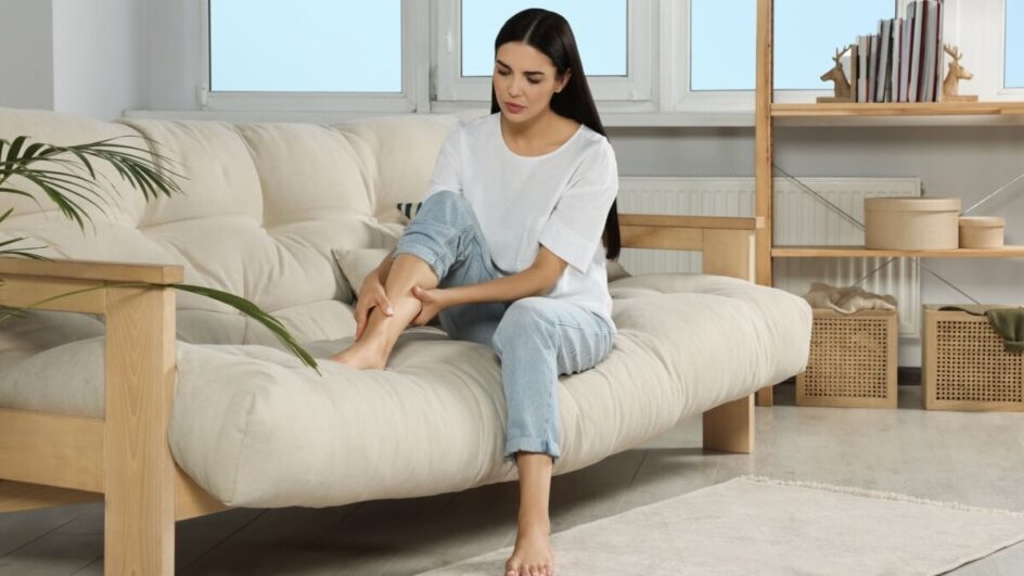 Alguns sintomas podem indicar problemas circulatórios (Imagem: New Africa | Shutterstock)