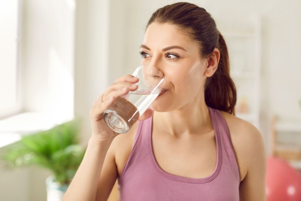 O consumo regular de água é essencial para manter o corpo funcionando corretamente (Imagem: Studio Romantic | Shutterstock)