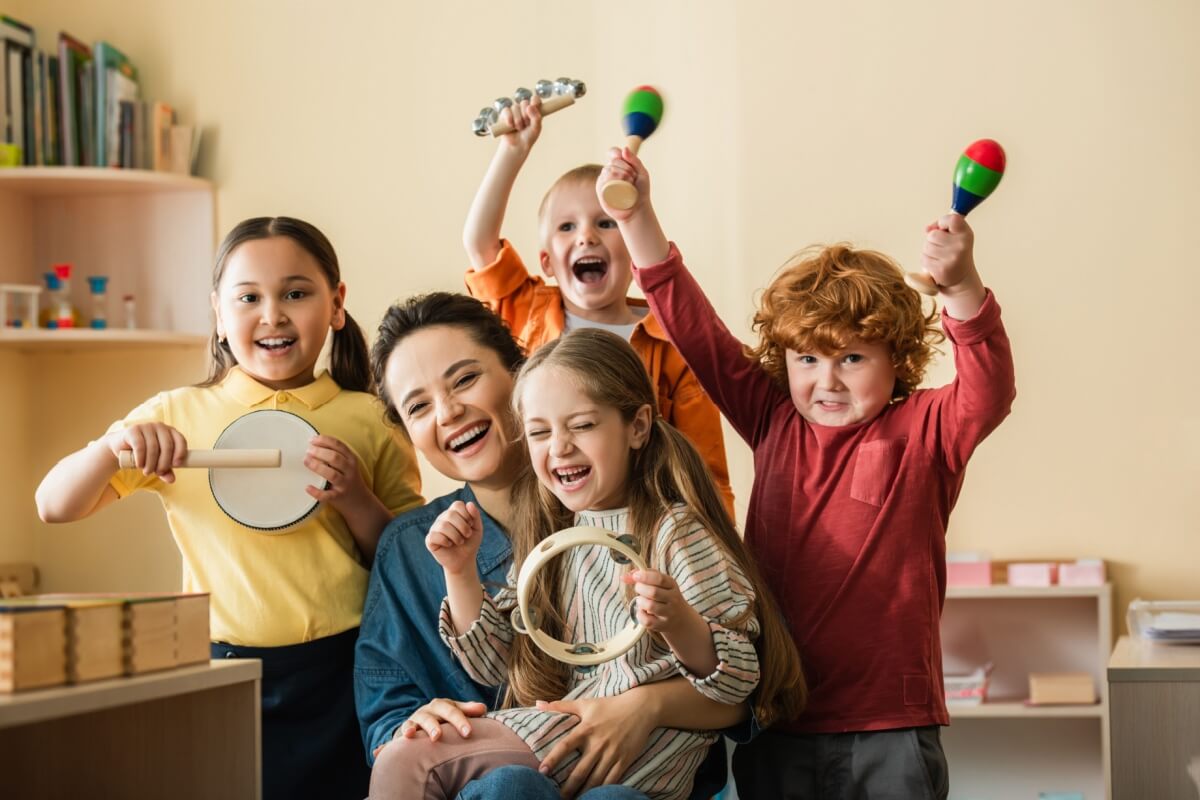 A música desperta estímulos e emoções que contribuem para o desenvolvimento das crianças (Imagem: LightField Studios | Shutterstock)