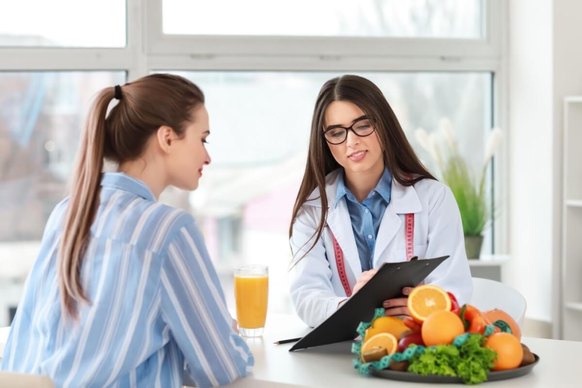 O nutricionista ajuda a manter a alimentação saudável, auxiliando na prevenção de doenças (Imagem: Pixel-Shot | Shutterstock)