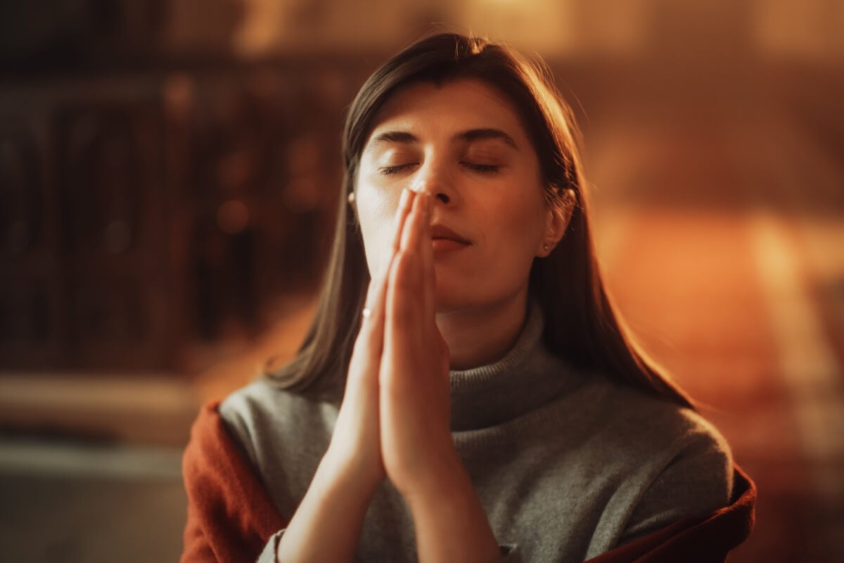 Orações para começar a semana trazem paz para os dias que estão por vir (Imagem: Gorodenkoff
| Shutterstock)