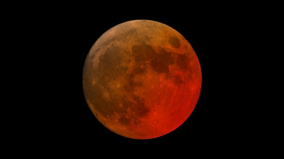 Lua fica avermelhada durante o eclipse (Foto: Banco de Imagens)