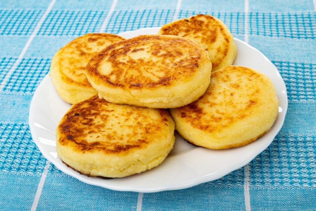 Pão de frigideira recheado com queijo cottage (Imagem: Evgeny Tomeev | Shutterstock)