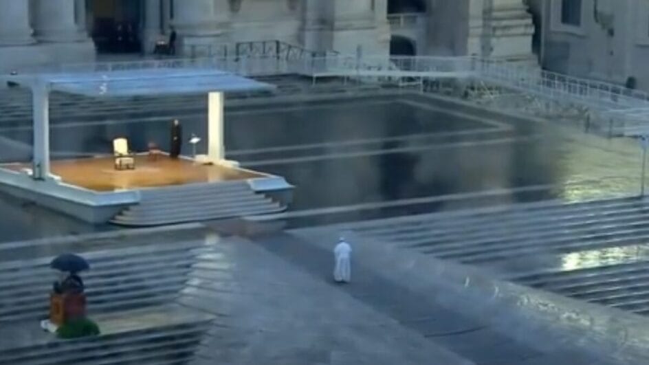 Papa reza sozinho na praça de São Pedro (Foto: Vatican News, Reprodução)