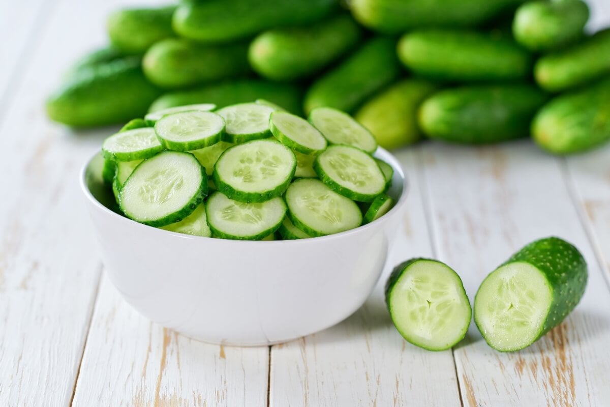 O pepino é versátil e ajuda a hidratar o organismo (Imagem: itor | Shutterstock)