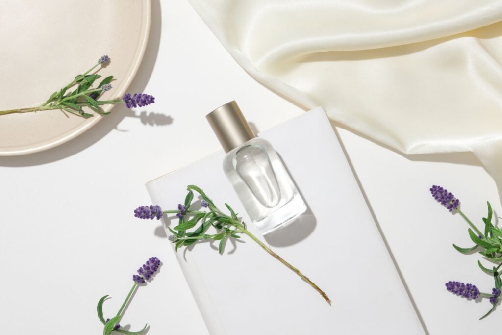 O perfume de alfazema com toque de lavanda proporciona relaxamento (Imagem: Light Stock | Shutterstock)