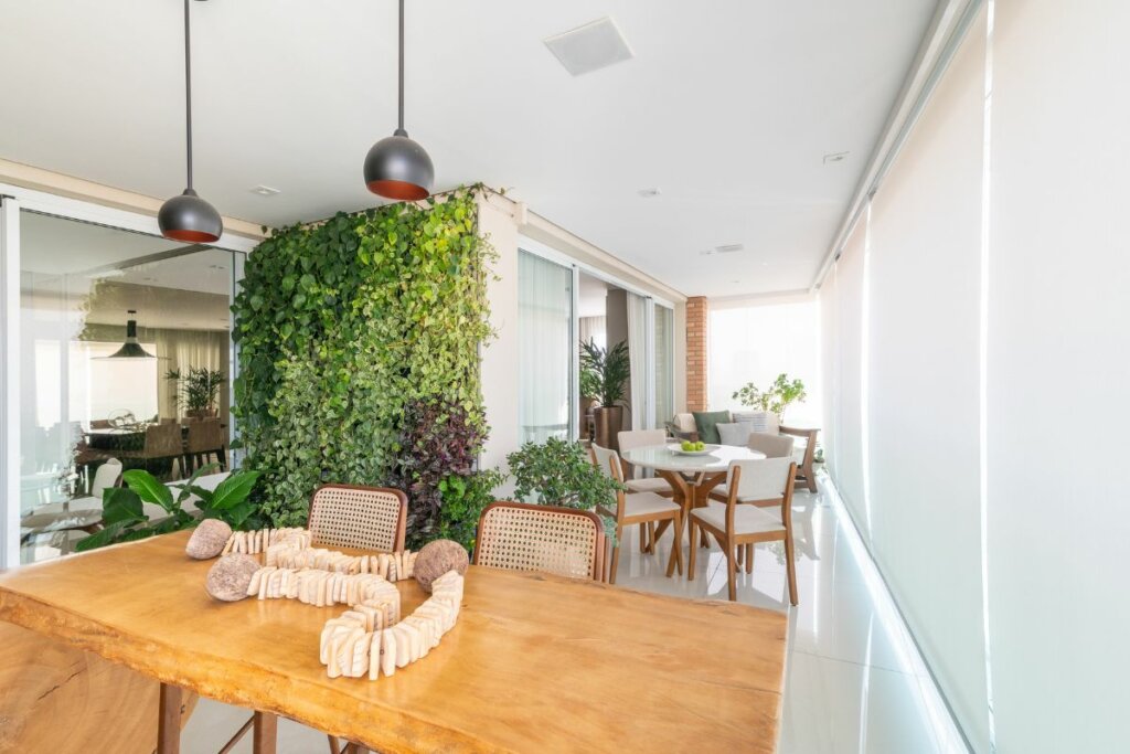 As normas do condom&iacute;nio precisam ser verificadas antes de instalar persianas ou telas solares nas varandas (Projeto: Isabella Nalon arquitetura e interiores | Imagem: Julia Herman)