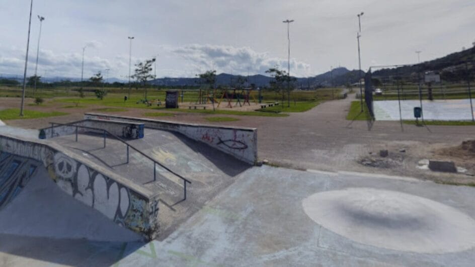 Crime aconteceu na pista de skate da Costeira do Pirajubaé (Foto: Google Street View, Reprodução)