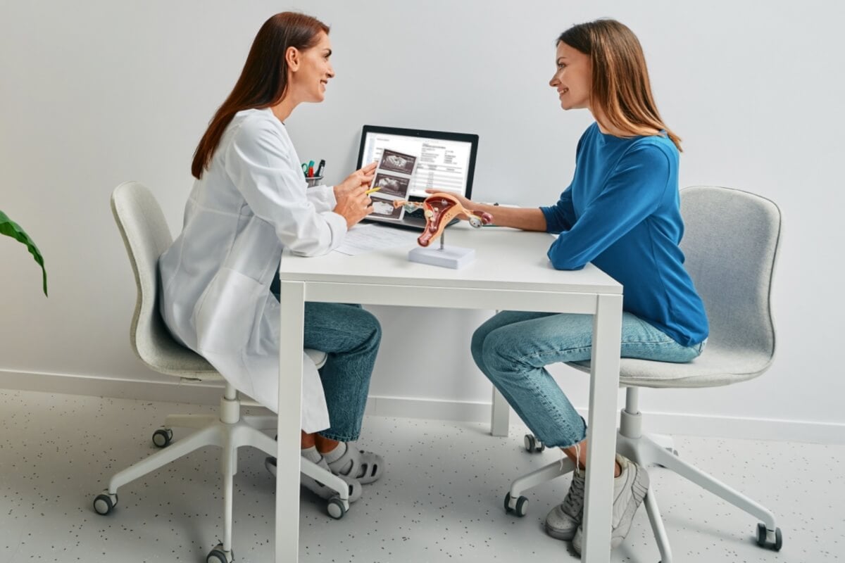 O ideal é que a primeira consulta ginecológica aconteça preferencialmente após a menarca (Imagem: Peakstock | Shutterstock)