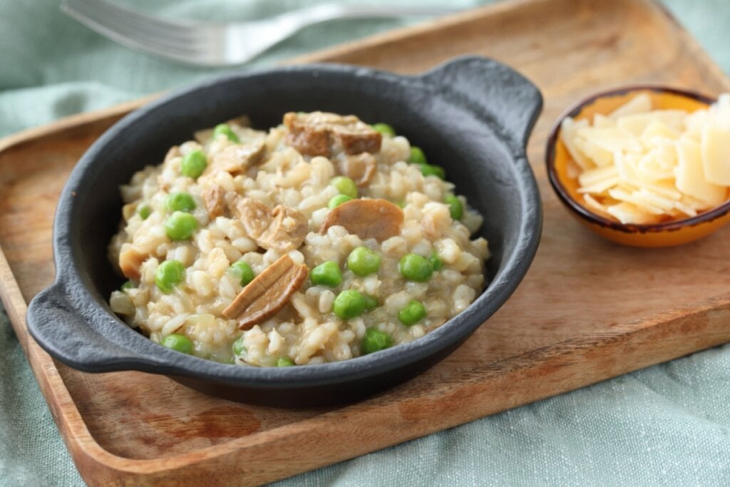 Risoto de cogumelo com ervilha (Imagem: StockphotoVideo | Shutterstock)