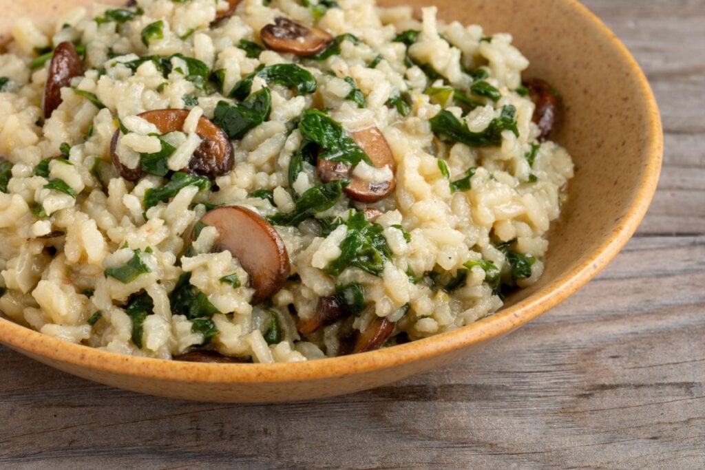 Risoto de cogumelo e espinafre (Imagem: Fotema | Shutterstock)