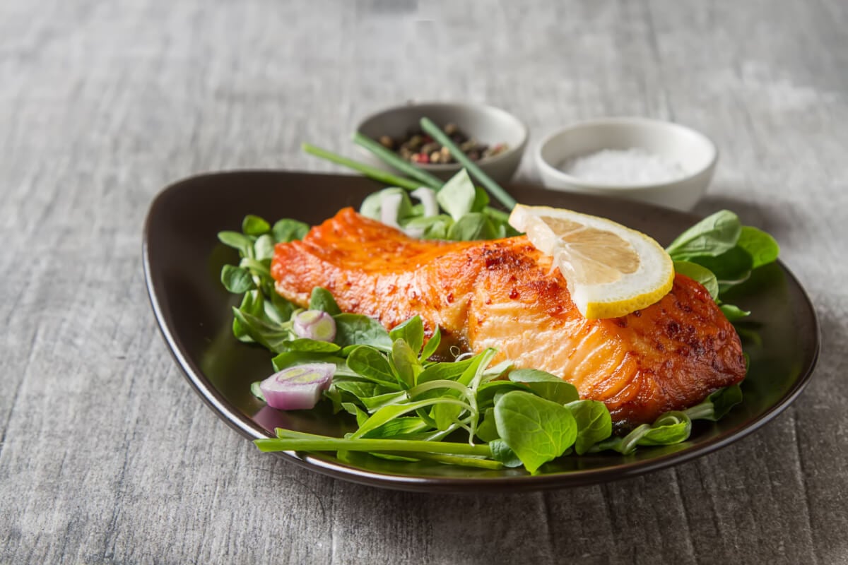 Salmão assado (Imagem: Gaus Alex | Shutterstock)