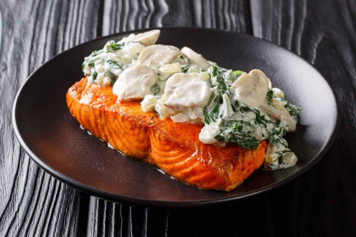 Salmão ao molho cremoso com cogumelo e espinafre (Imagem: AS Foodstudio | Shutterstock)