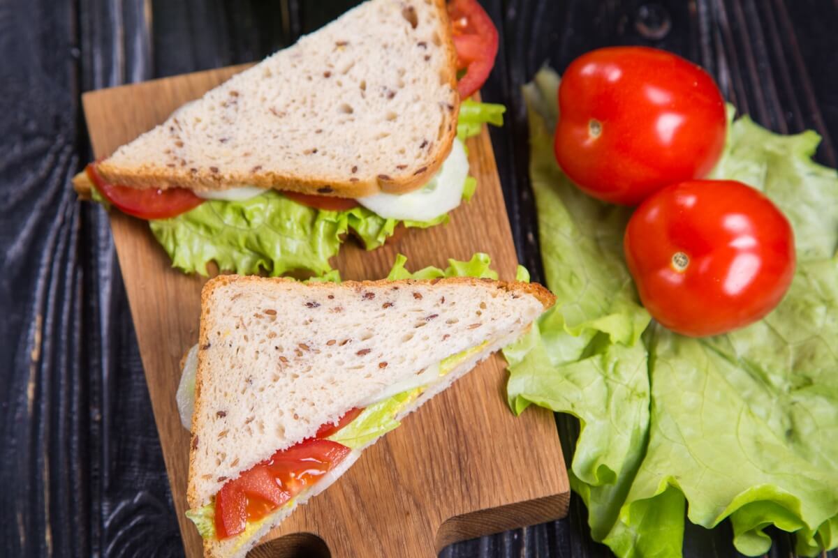 Sanduíche integral de queijo cottage com tomate (Imagem: pil76 | Shutterstock)