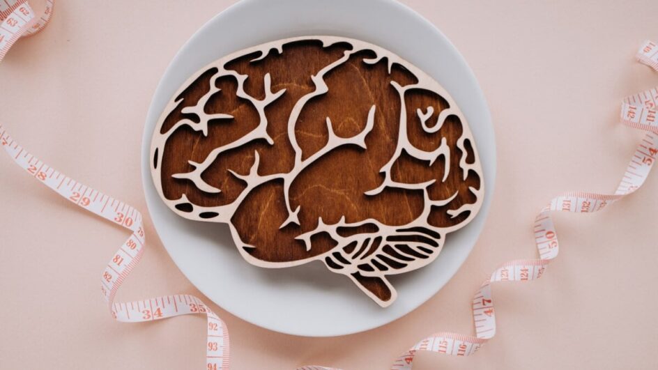 A culpa e a frustração são um dos fatores que mais sabotam o emagrecimento (Imagem: Nefedova Tanya | Shutterstock)