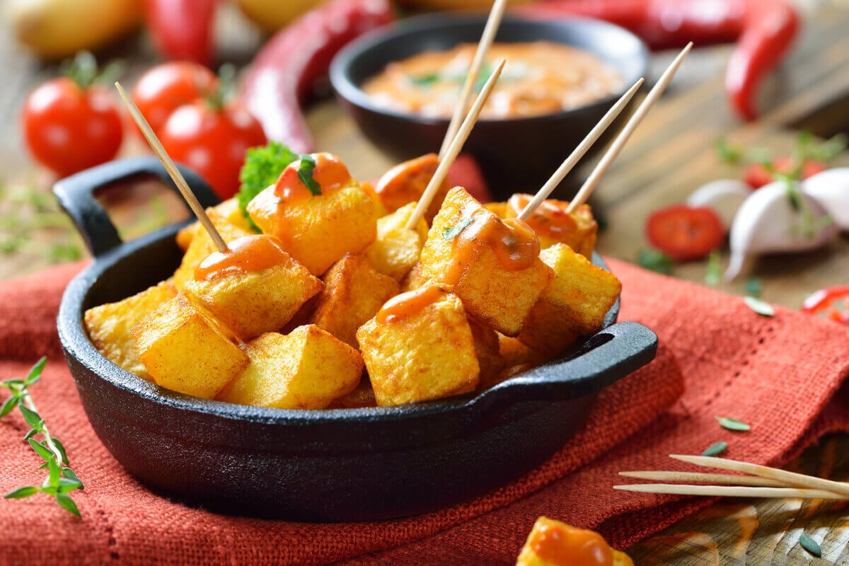 Batata rústica com molho picante (Imagem: Karl Allgaeuer | Shutterstock)
