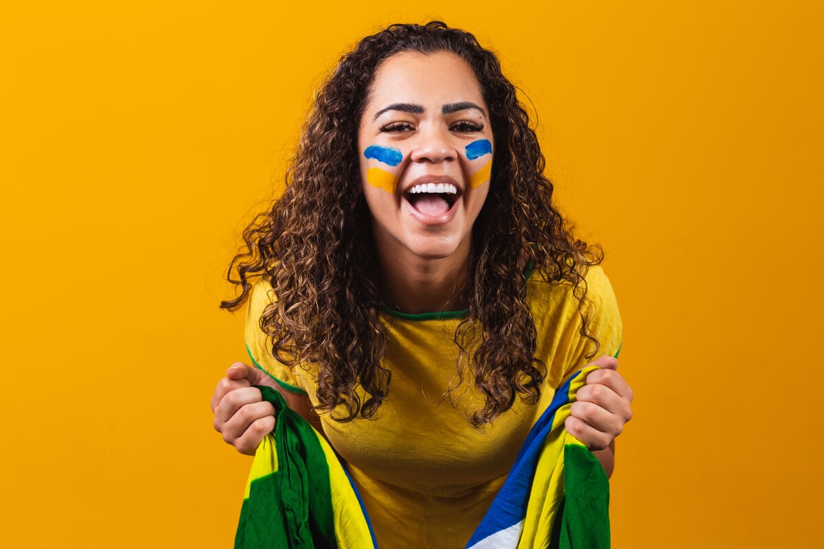 Cada torcedora expressa as emoções de formas diferentes (Imagem: Bernardo Emanuelle | Shutterstock)