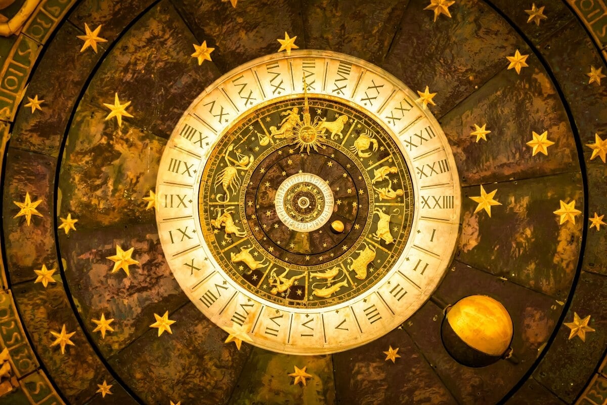 O ano novo astrológico inicia nesta semana (Imagem: Paolo Gallo | Shutterstock)