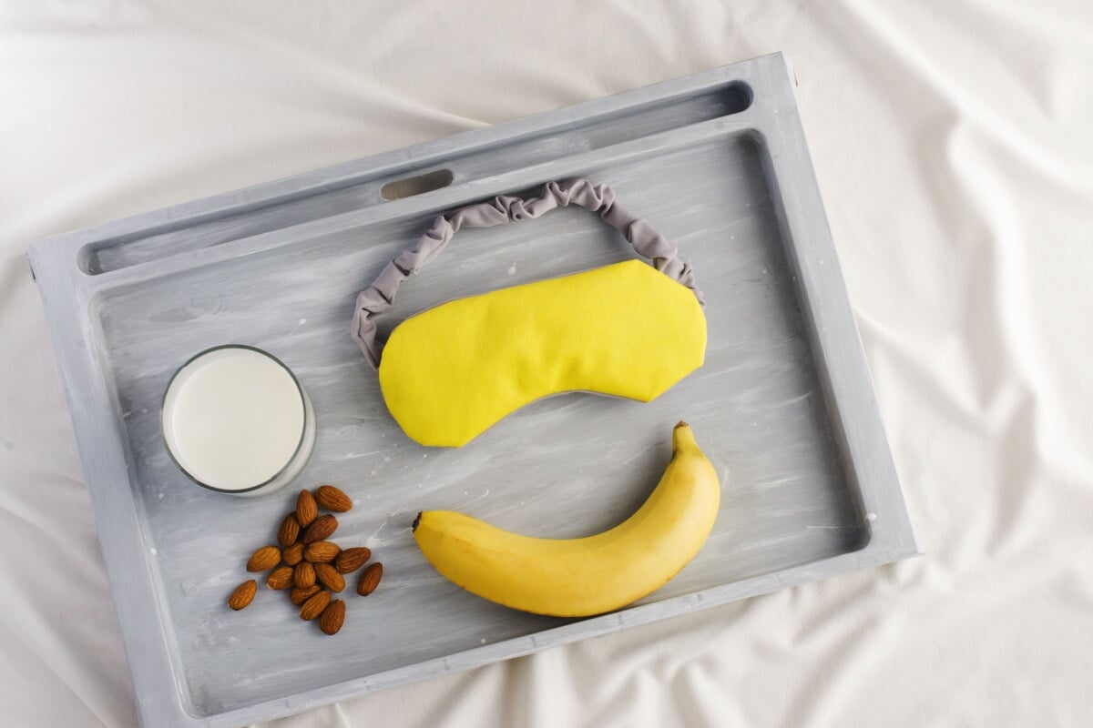 A alimentação pode ser uma aliada para garantir noites mais tranquilas e reparadoras (Imagem: Rodica Vasiliev | Shutterstock)