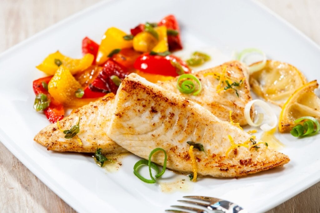 Tilápia assada (Imagem: stockcreations | Shutterstock)
