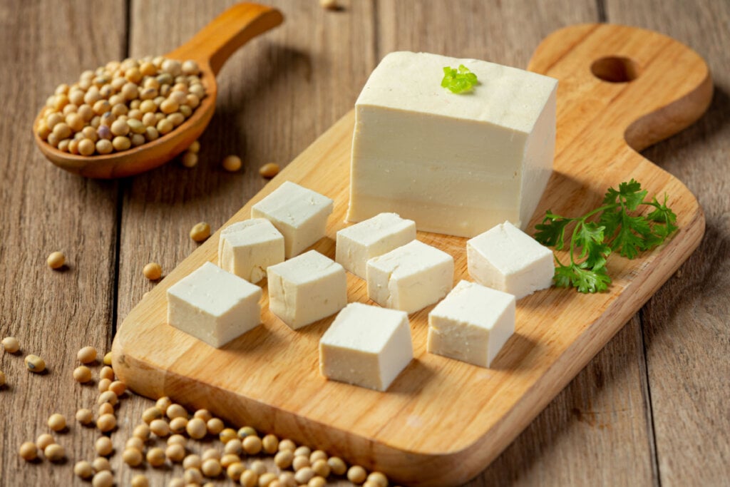 O tofu &eacute; uma excelente op&ccedil;&atilde;o para vegetarianos e veganos obterem c&aacute;lcio (Imagem: 271 Eak Moto | Shutterstock)