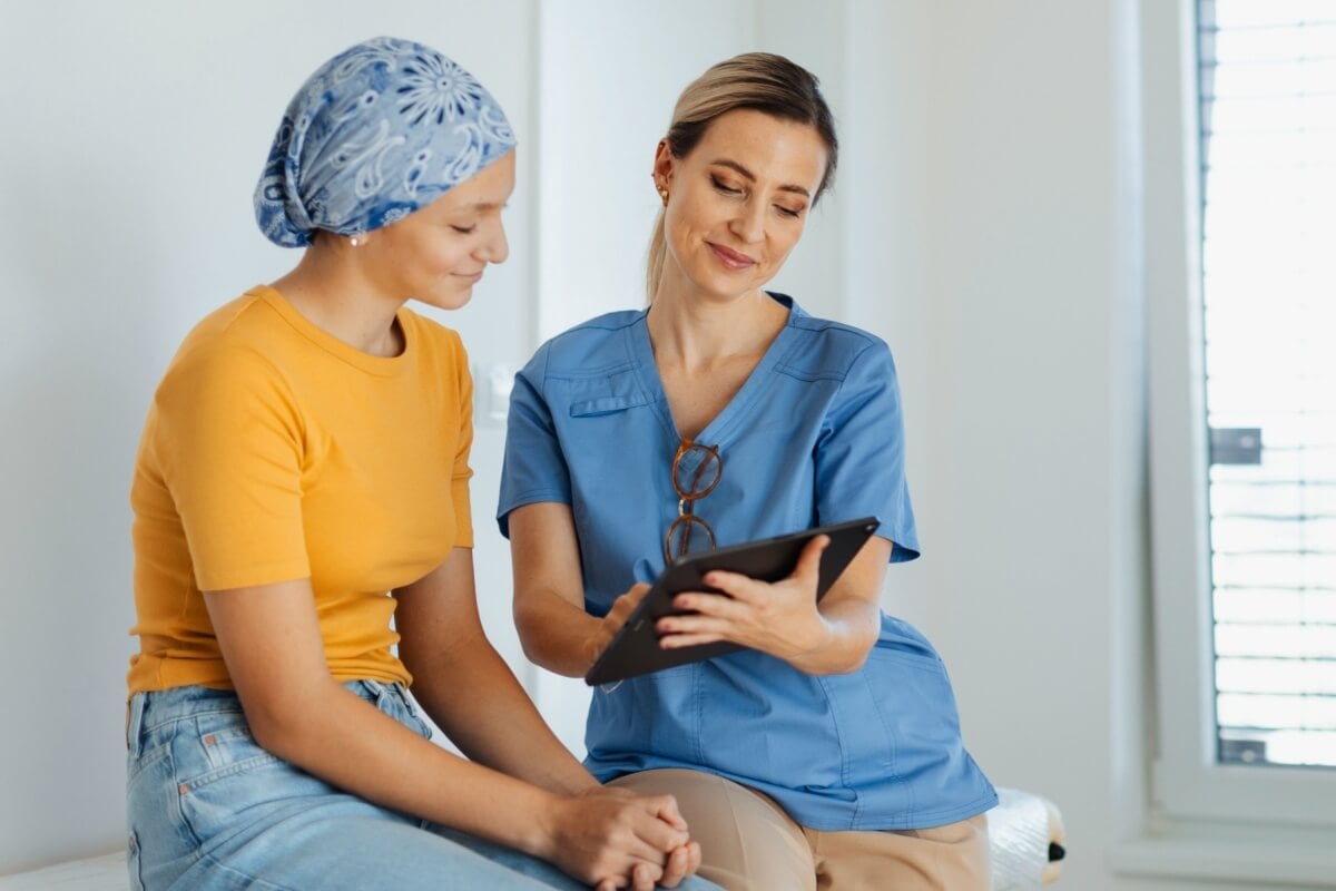 Termos oncológicos muitas vezes causam confusão entre os pacientes (Imagem: Halfpoint | Shutterstock)