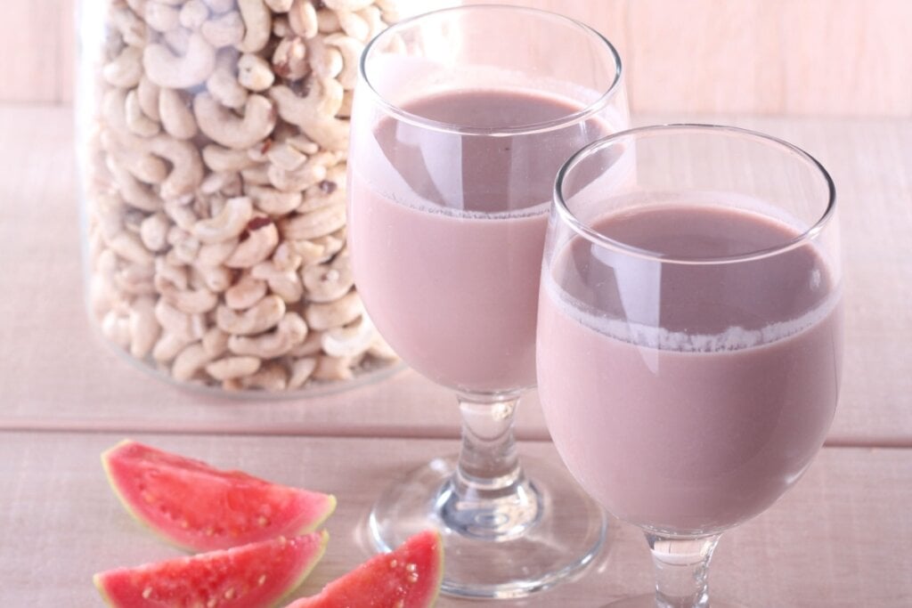 Vitamina de goiaba com castanha-de-caju (Imagem: Faturbisa | Shutterstock)