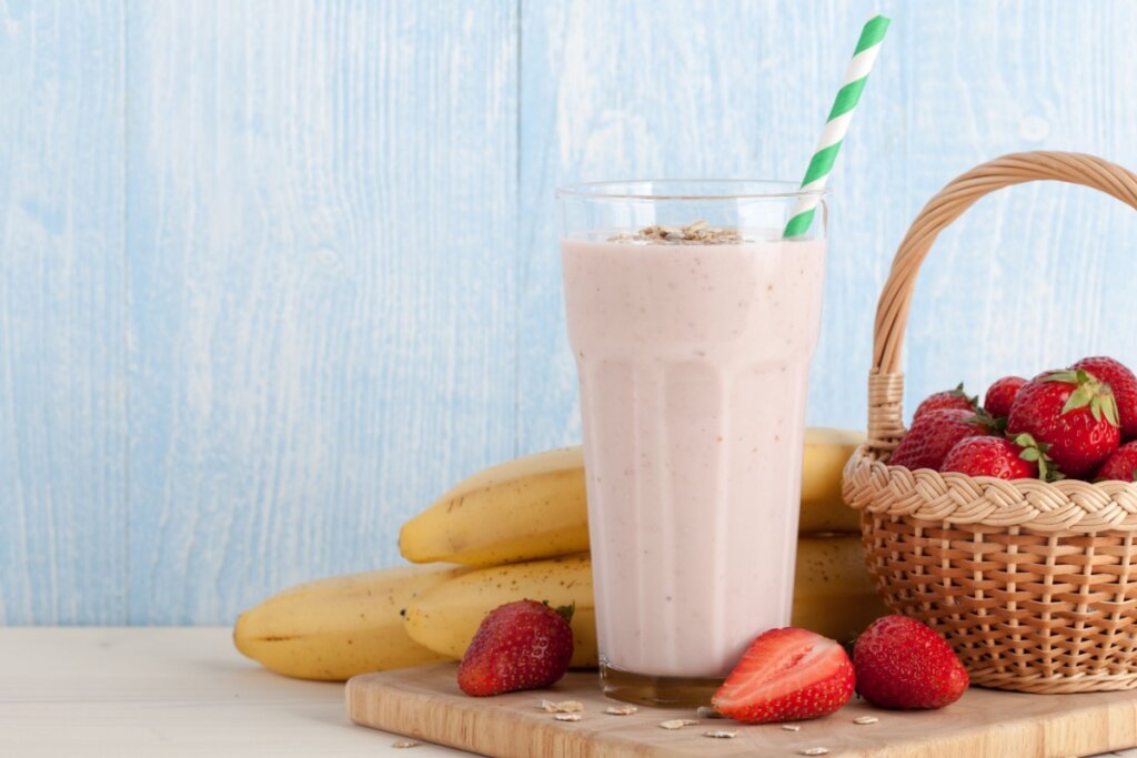 Vitamina de morango com aveia e banana (Imagem: ff-photo | Shutterstock)