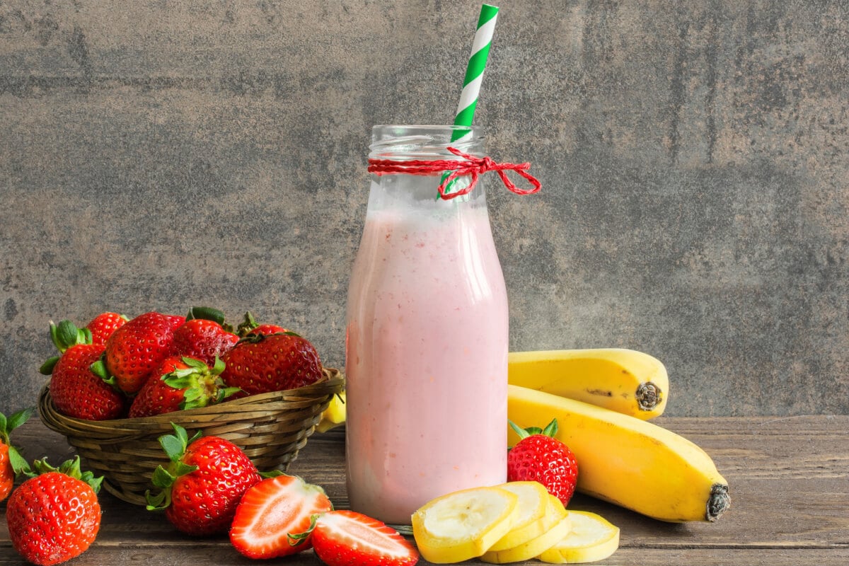 Vitamina de morango com banana e linhaça (Imagem: artem evdokimov | Shutterstock)