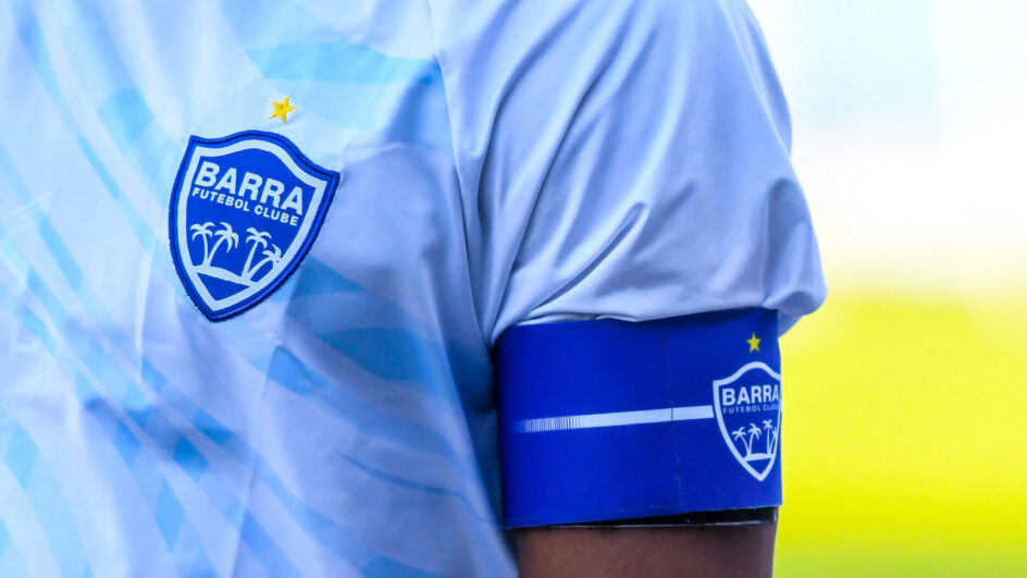 Camisa e braçadeira do Barra Futebol Clube - (Foto: Tiago Winter/BH)
