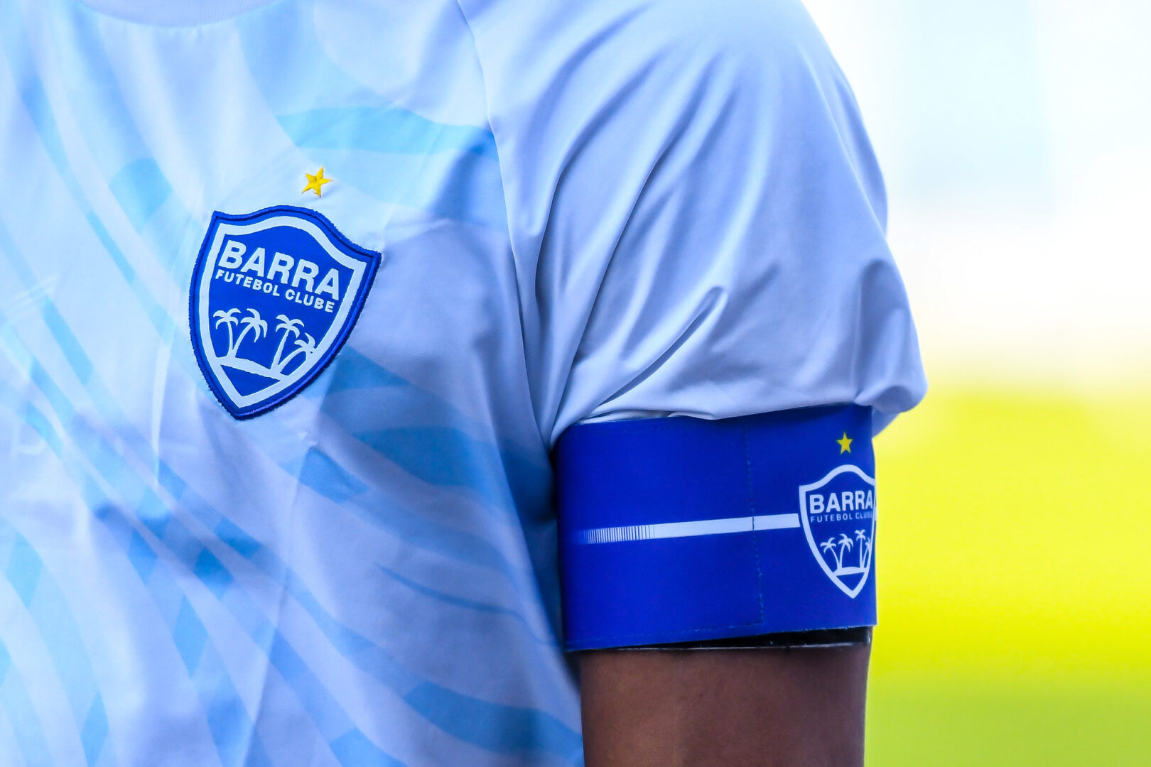 Camisa e braçadeira do Barra Futebol Clube - (Foto: Tiago Winter/BH)