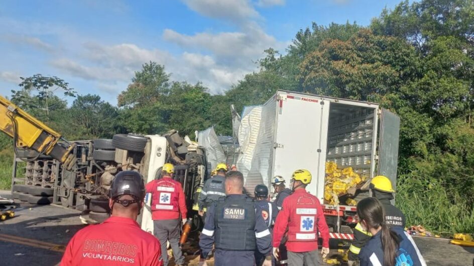 Acidente envolveu dois caminhões na SC-108 em Joinville (Foto: PMRv, Divulgação)