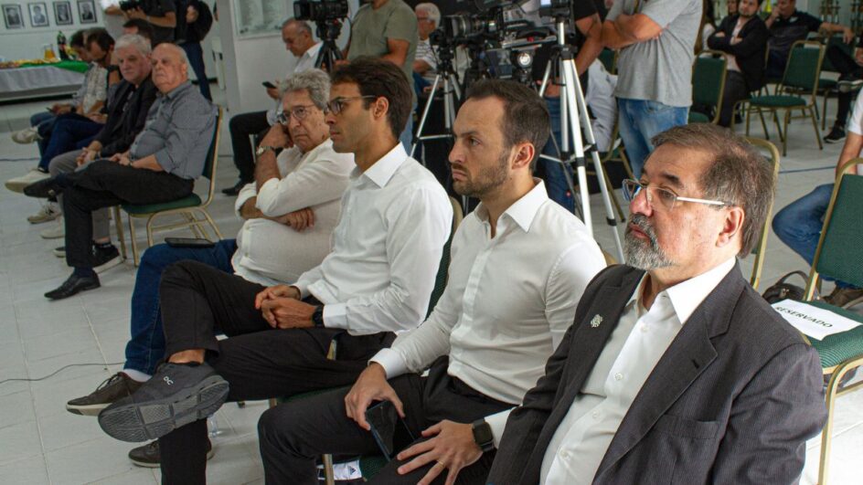 Ao lado de José Carlos Lages, da SAF Figueirense, Eduardo Médicis, da CLAVE, e Marco Aurélio Cunha, ex-executivo de futebol, Enrico Ambrogini foi apresentado no Figueirense em dezembro de 2023 (Foto: divulgação, FFC)