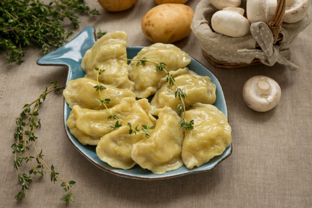 Guioza recheado de cogumelo e batata (Imagem: sherlesi | Shutterstock)