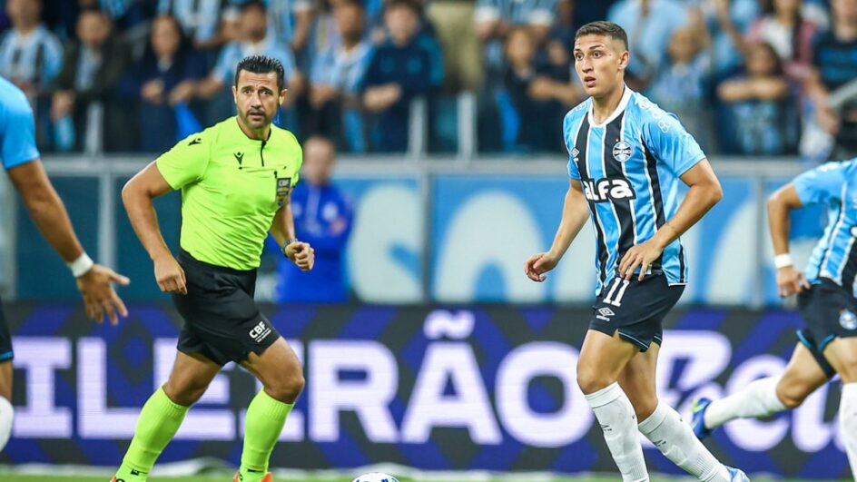 Árbitro catarinense, Braulio Machado, comandou o Grenal e foi pivô de mais uma polêmica (Foto: Lucas Uebel, divulgação, GFPA)