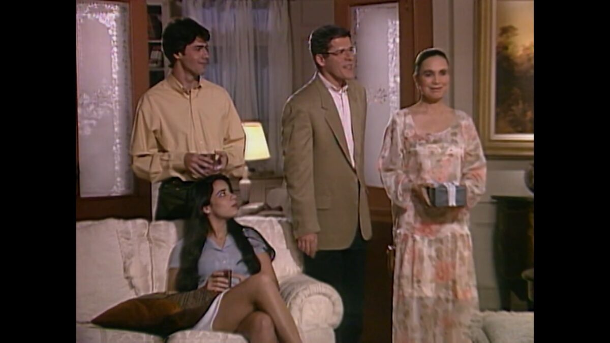 Carlos leva Helena para um jantar na casa de Olga em História de Amor