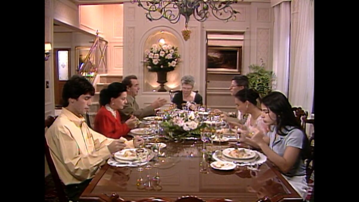 Carlos leva Helena para um jantar na casa de Olga em História de Amor