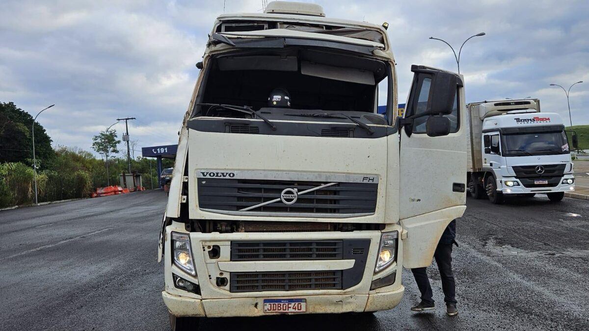 Carreta sem para-brisa e com peças amarradas com cordas é flagrada em rodovia no Oeste de SC