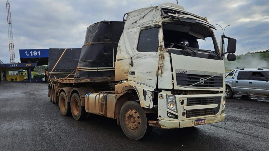 Carreta sem para-brisa e com peças amarradas com cordas é flagrada em rodovia no Oeste de SC