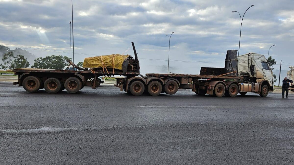 Carreta sem para-brisa e com peças amarradas com cordas é flagrada em rodovia no Oeste de SC