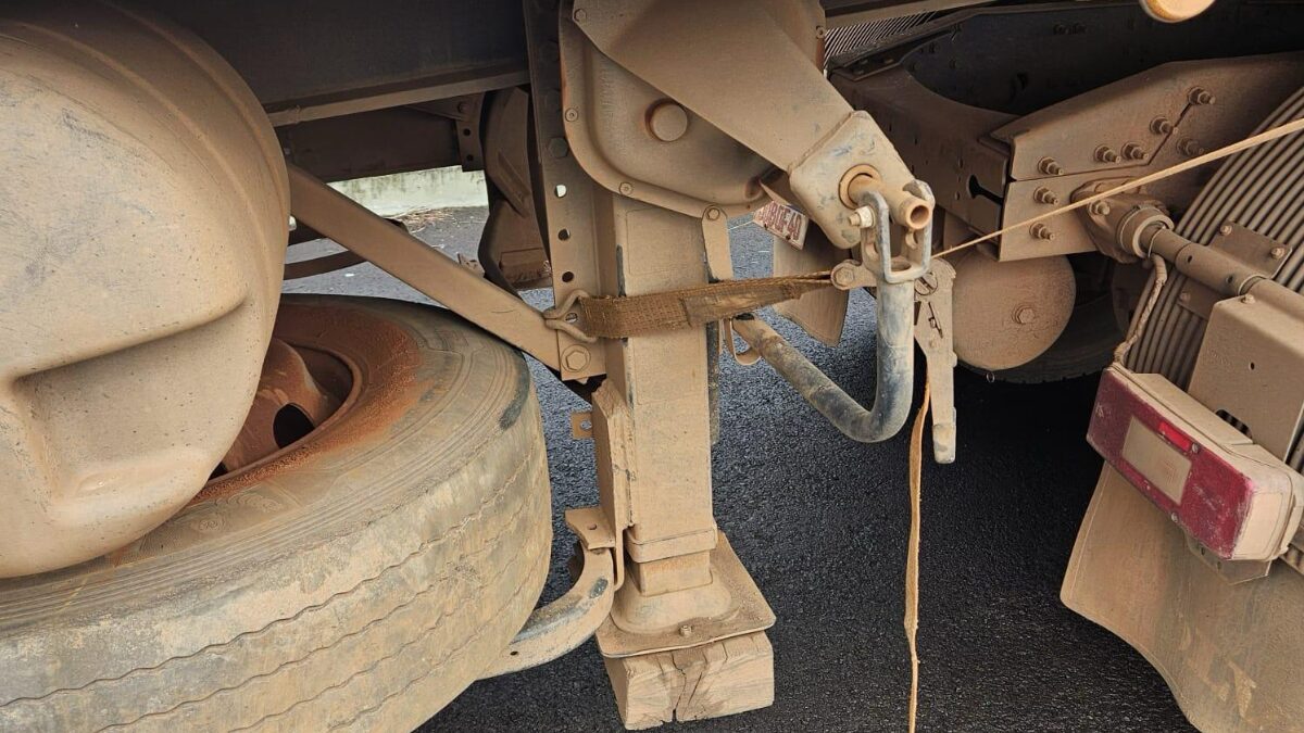 Carreta sem para-brisa e com peças amarradas com cordas é flagrada em rodovia no Oeste de SC