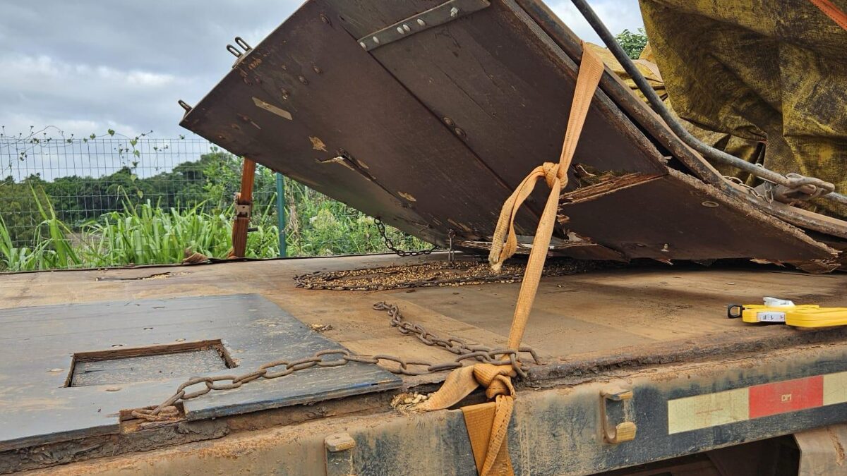 Carreta sem para-brisa e com peças amarradas com cordas é flagrada em rodovia no Oeste de SC