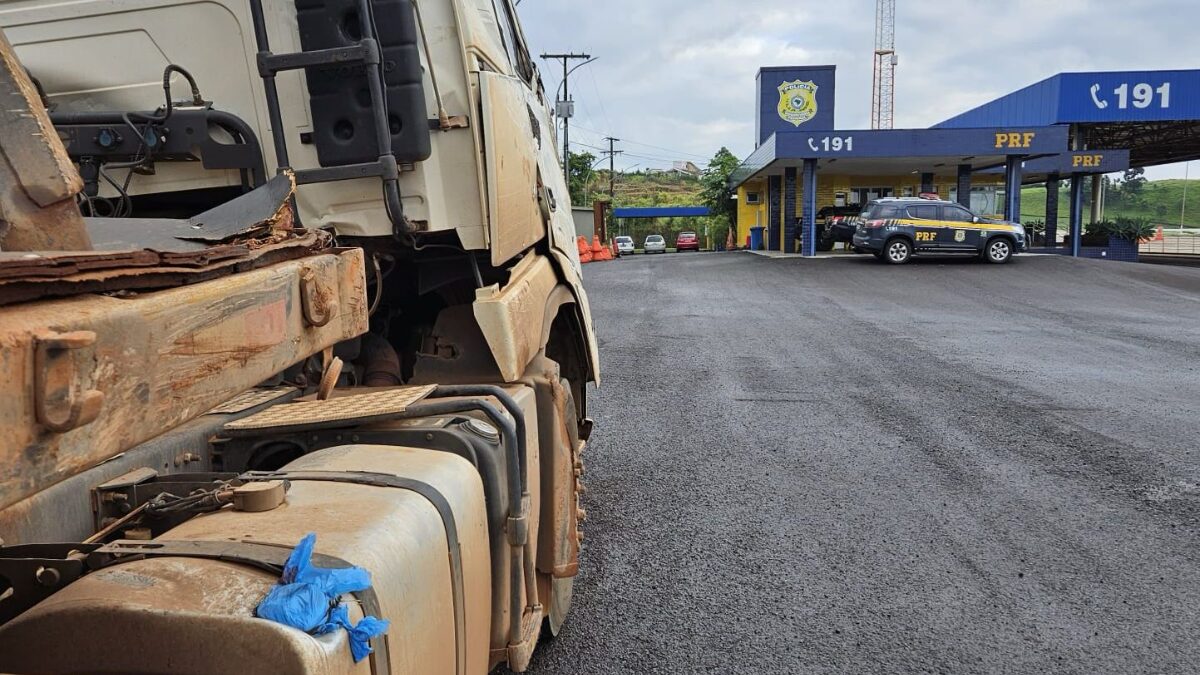 Carreta sem para-brisa e com peças amarradas com cordas é flagrada em rodovia no Oeste de SC